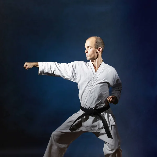 Manliga Idrottare Tränar Formella Karate Träning — Stockfoto