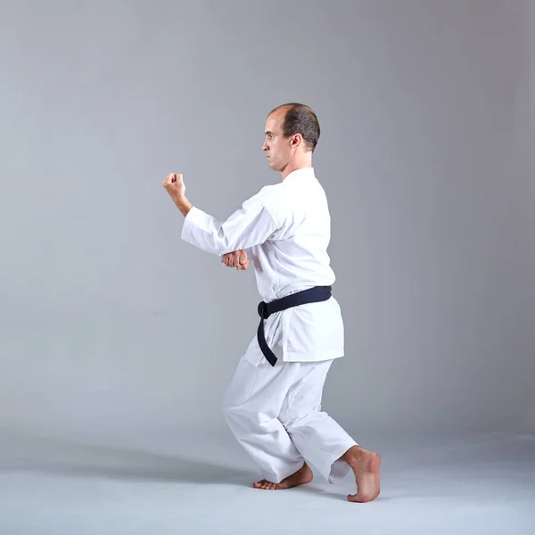 Deportista Adulto Entrena Ejercicios Formales Karate Sobre Fondo Gris — Foto de Stock