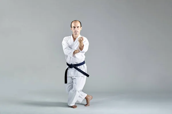 Egy Alacsony Karate Állvány Egy Sportoló Nem Hivatalos Karate Gyakorlatok — Stock Fotó
