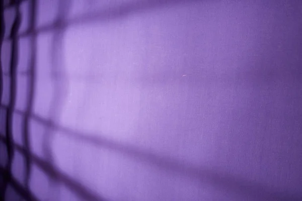 紫色背景与黑格栅 — 图库照片