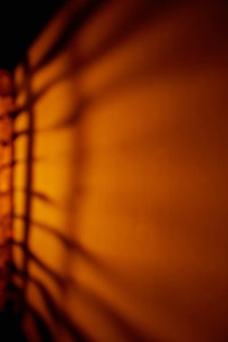 Siyah çizgili alışılmadık koyu sarı arka plan