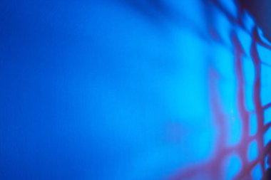 Bir tablo şeklinde mor çizgili mavi arka plan