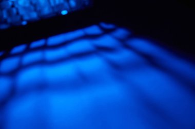 Koyu mavi arka plan bulanık mavi parlaklık ile