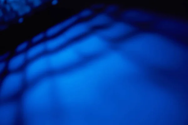 Синий Фон Черным Пятном — стоковое фото