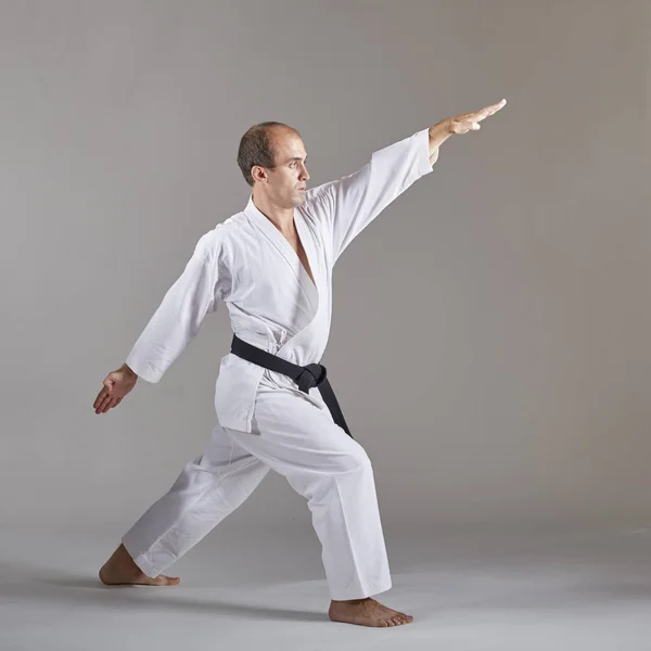 Egy Sportoló Egy Fekete Övet Karategi Csinál Hivatalos Karate Gyakorlatok — Stock Fotó