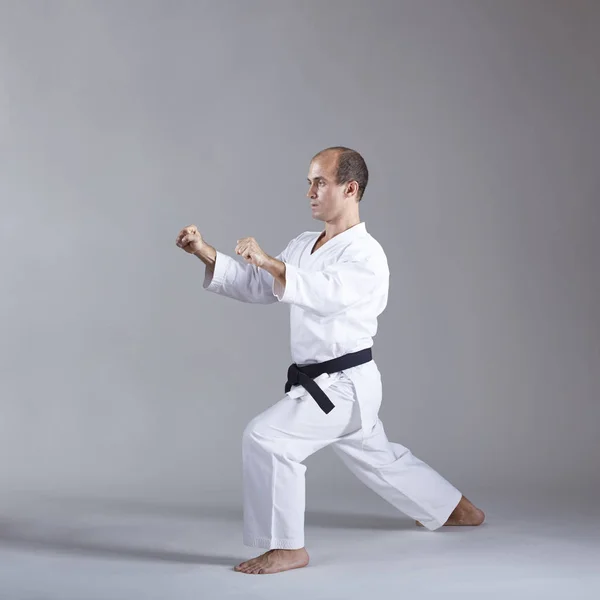 Atleta Con Cinturón Negro Karategi Realiza Ejercicio Formal Karate — Foto de Stock