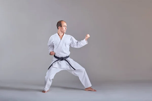 Deportista Karategi Con Cinturón Negro Hace Ejercicios Formales Karate — Foto de Stock