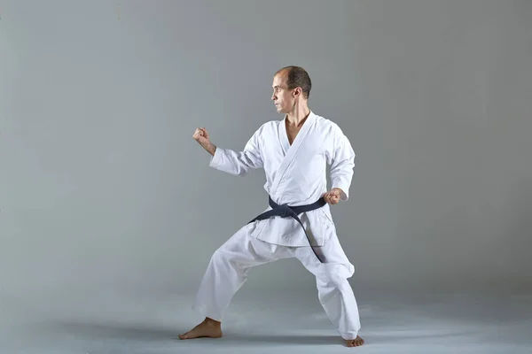 Deportista Adulto Está Entrenando Ejercicios Formales Karate —  Fotos de Stock