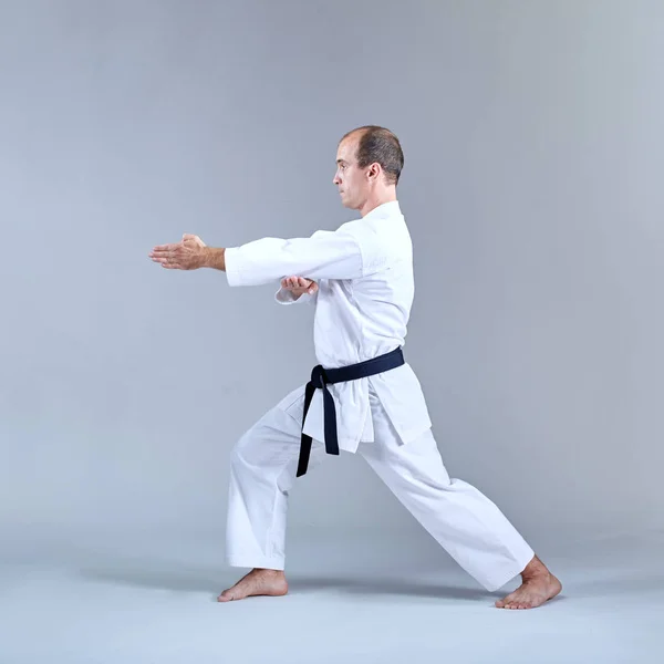 Deportista Con Cinturón Negro Karategi Entrena Ejercicios Formales Karate — Foto de Stock