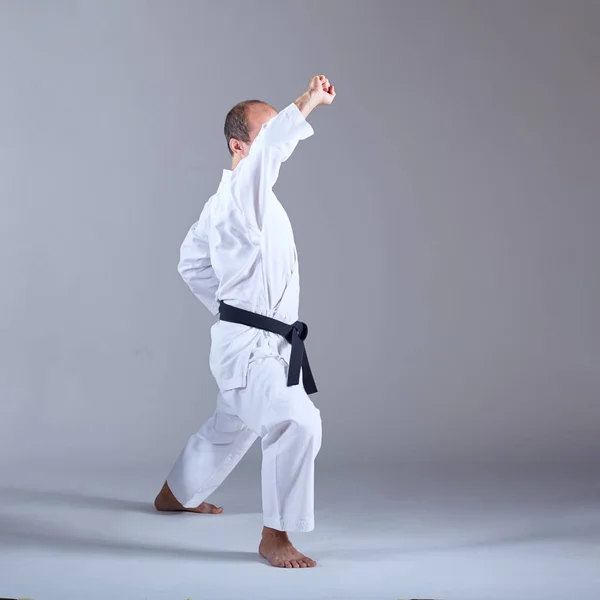 Med Svart Bälte Tåg Idrottsutövaren Blocket Med Handen Formell Karate — Stockfoto