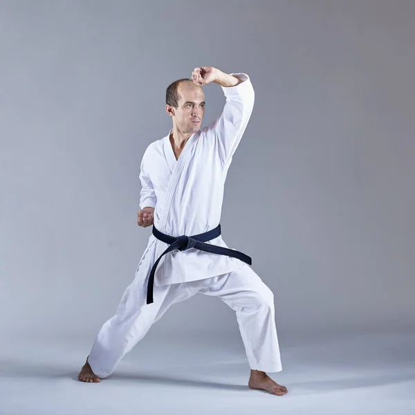 Egy Szürke Háttér Sportoló Vonatok Blokk Hivatalos Karate Edzés Során — Stock Fotó