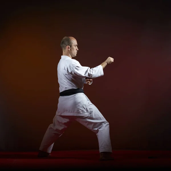 Svart Bälte Idrottsman Gör Formella Karate Övningar Mörk Bakgrund — Stockfoto