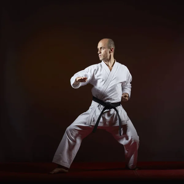 Karategi Sportoló Vonatok Hivatalos Karate Gyakorlatok Egy Sötét Háttér — Stock Fotó