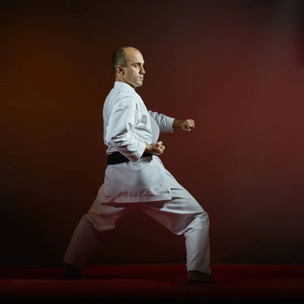 Fondo Oscuro Atleta Cinturón Negro Realiza Ejercicios Formales Karate — Foto de Stock