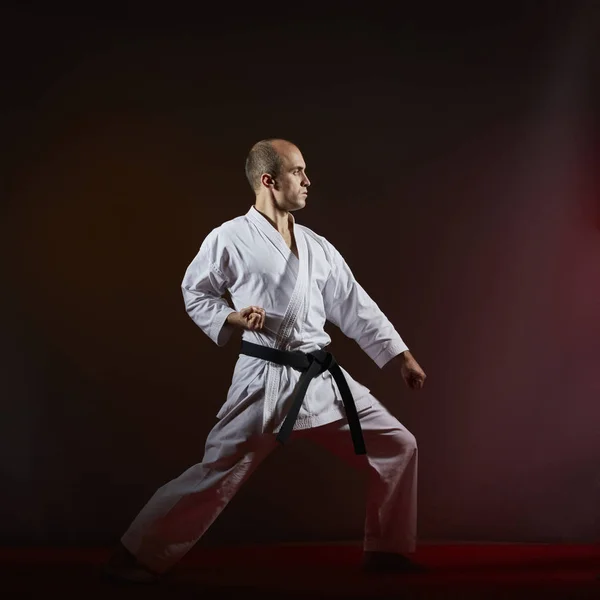 Mörk Bakgrund Gör Idrottsman Kararedräkt Formella Karate Övningar — Stockfoto