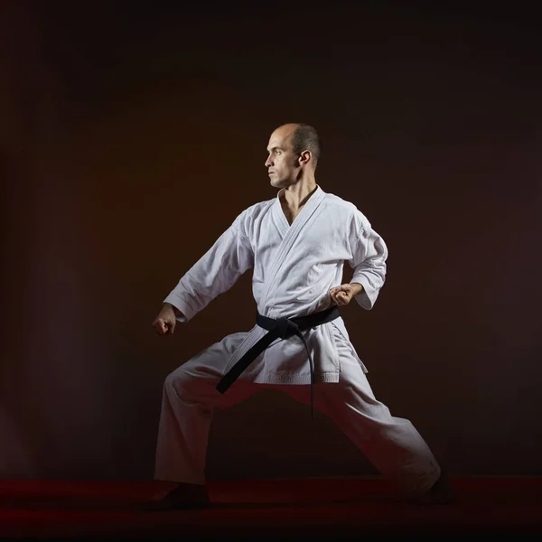 Mörk Bakgrund Tåg Idrottsman Kararedräkt Formella Karate Övningar — Stockfoto