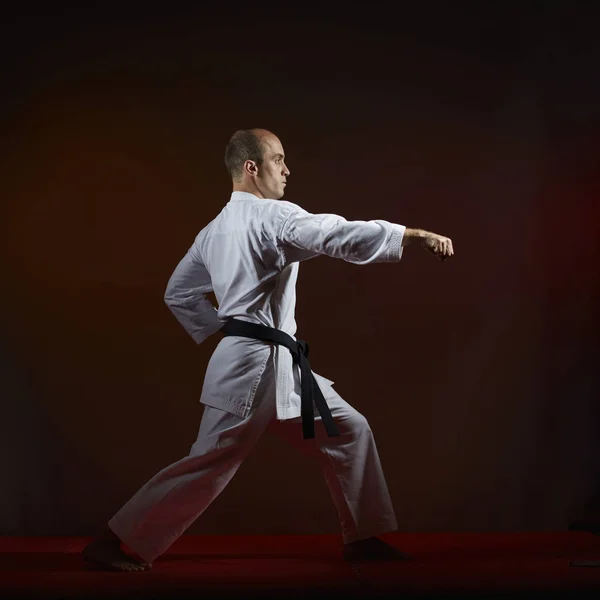 Mörk Bakgrund Tränar Idrottsman Med Svart Bälte Formella Karate Övningar — Stockfoto