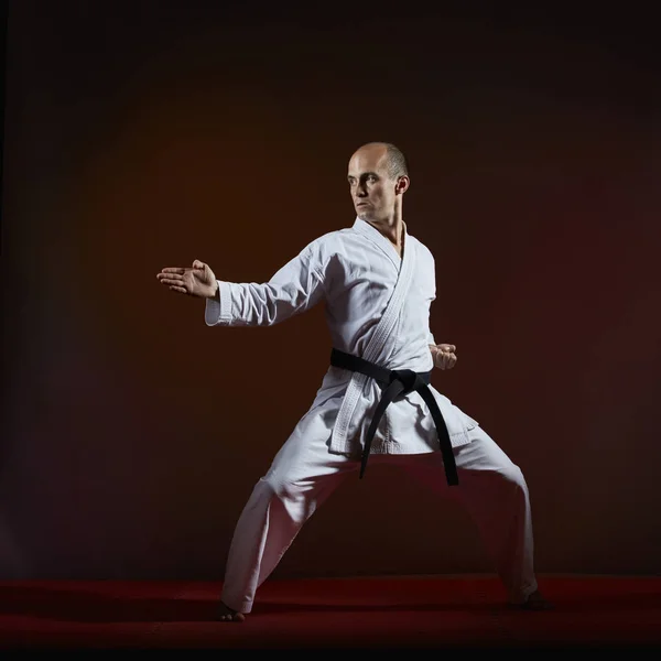 Sobre Fondo Oscuro Adulto Karategi Atleta Haciendo Ejercicios Formales Karate — Foto de Stock