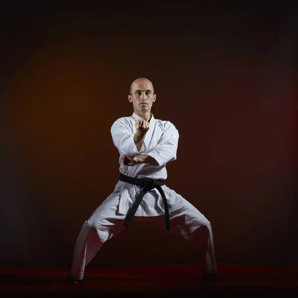 Sötét Háttér Előtt Egy Felnőtt Sportoló Karategi Vonatok Hivatalos Karate — Stock Fotó