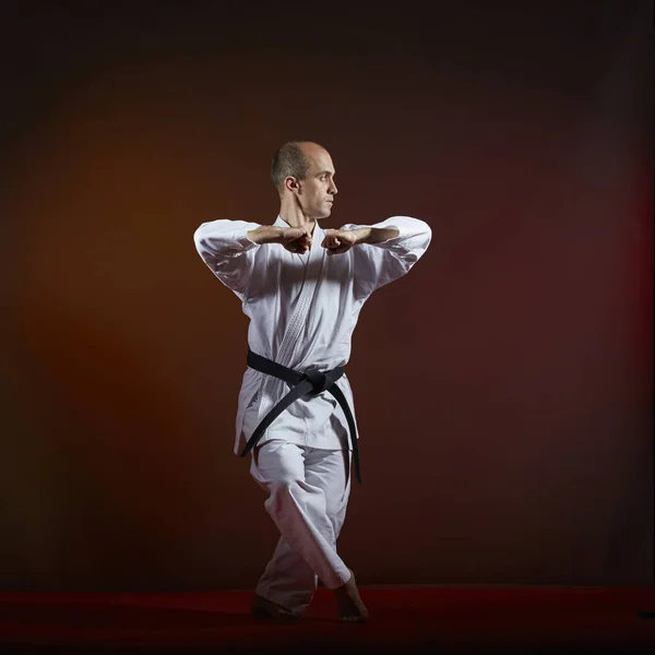 Man Kararedräkt Tåg Formella Karate Övningar Mörk Bakgrund — Stockfoto