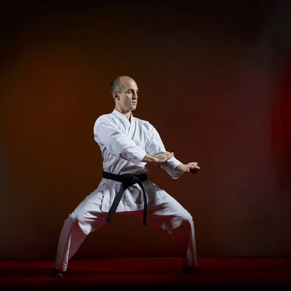 Atleta Adulto Karategi Realiza Ejercicios Formales Karate Sobre Fondo Oscuro — Foto de Stock