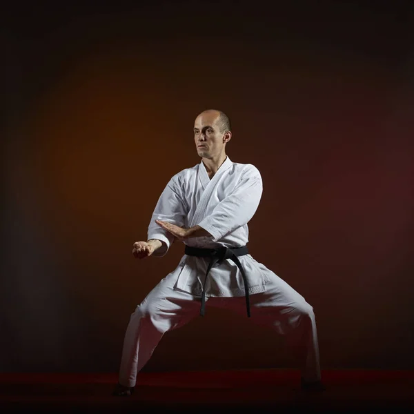 Atleta Adulto Karategi Haciendo Ejercicios Formales Karate Sobre Fondo Oscuro — Foto de Stock