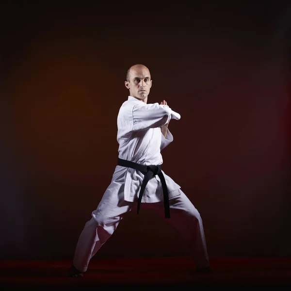 Atleta Adulto Karategi Entrena Ejercicios Formales Karate Sobre Fondo Oscuro — Foto de Stock