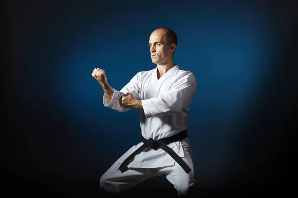 Sobre Fondo Azul Con Gradiente Atleta Haciendo Ejercicios Formales Karate — Foto de Stock