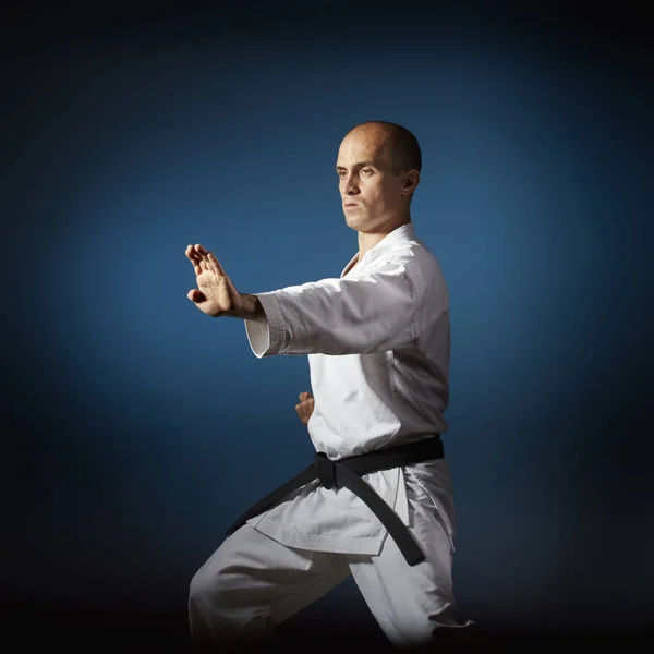 Sobre Fondo Azul Con Gradiente Atleta Entrena Ejercicios Formales Karate — Foto de Stock