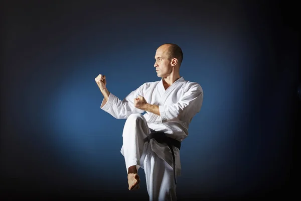 Fondo Azul Con Atleta Adulto Gradiente Haciendo Ejercicios Formales Karate — Foto de Stock