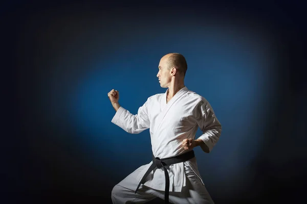 Atleta Cinturón Negro Realiza Ejercicios Formales Karate Sobre Fondo Azul — Foto de Stock