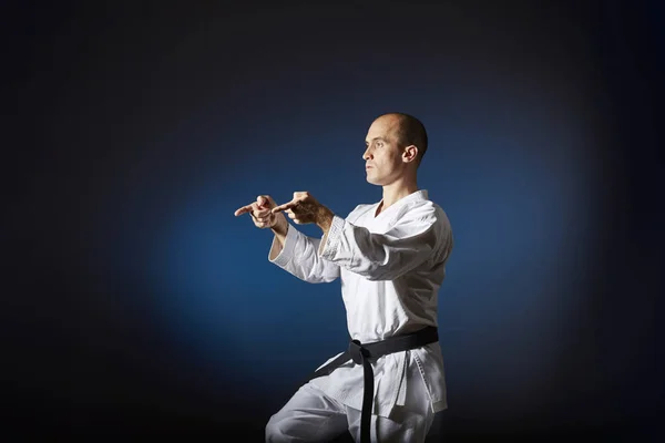 Atleta Adulto Realiza Ejercicios Formales Karate Sobre Fondo Azul Con — Foto de Stock