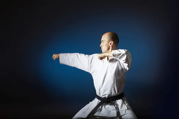 Atleta Cinturón Negro Hace Ejercicios Formales Karate Sobre Fondo Azul — Foto de Stock