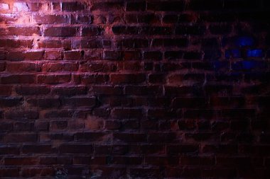 Mavi vurgulamak ve bir tuğla duvar pembe ışık