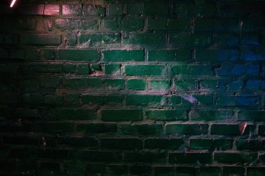 Yeşil pembe ve mavi parlak nokta ile tuğla duvar