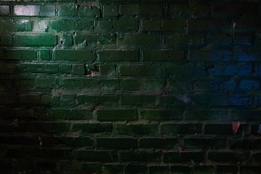 Tuğla duvar ile Yeşil parıltı
