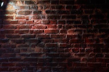 Kahverengi duvarda beyaz ışık var.