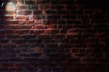 Kahverengi renk beyaz ışık duvardaki