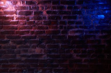 Pembe ve mavi ışık duvardaki