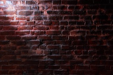 Beyaz tuğla duvara ışık