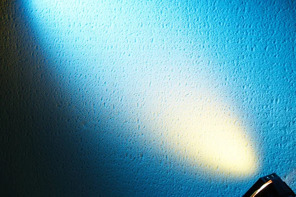 Riverbero Una Lanterna Gialla Sfondo Sfumato Blu — Foto Stock