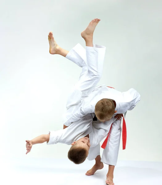 Sportsmens Bij Het Uitvoeren Van Gooit Judogi — Stockfoto