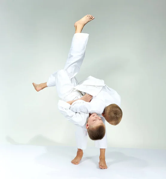 Çocuklar Judo Atar Eğitim — Stok fotoğraf