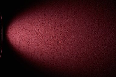 Işık siyah bir zemin üzerine koyu pembe ışını