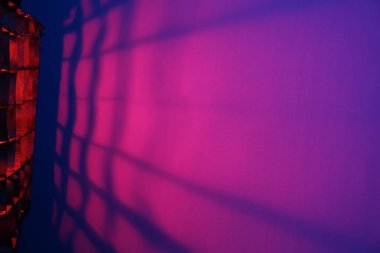 Pembe ve mor arka plan üzerinde kırmızı ışık ile ızgara