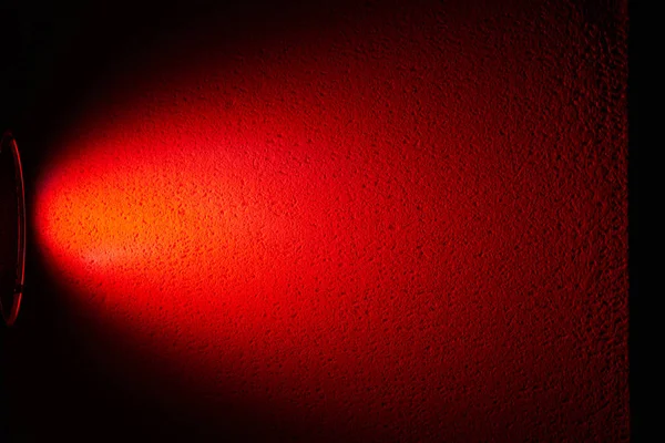 Rosso Ampio Fascio Luce Sfondo Nero — Foto Stock