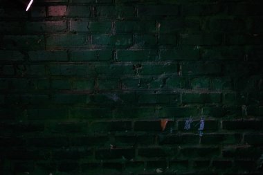 Beyaz fener parlar yeşil tuğla duvar