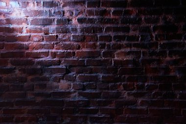 Işık demeti duvara düşüyor