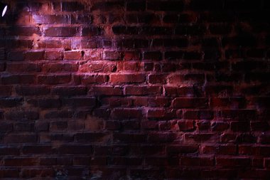 Bir tuğla duvara beyaz ışık düşüyor