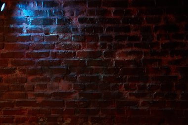 Duvardaki mavi ışık düşüyor